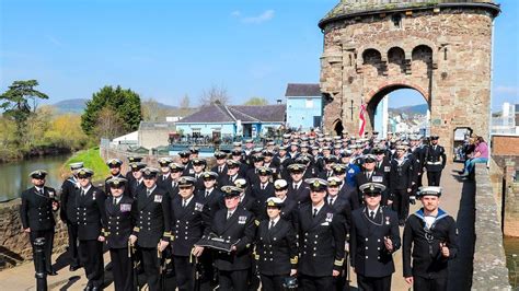 In pictures: HMS Monmouth crew enjoy freedom parade - BBC News