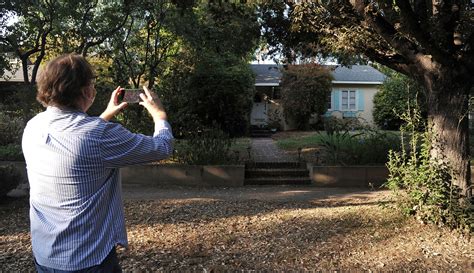 Memorials grow in Eddie Van Halen’s adopted hometown | KOIN.com