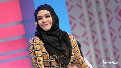 Sambut Tahun Baru, Iyeth Bustami Lepas Hijab?