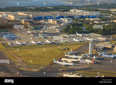 Aerial view paine field boeing everett plant hi-res stock photography ...