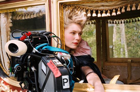 Kirsten Dunst Photo: Kirsten behind the scenes of "Marie Antoinette" | Marie antoinette, Sofia ...