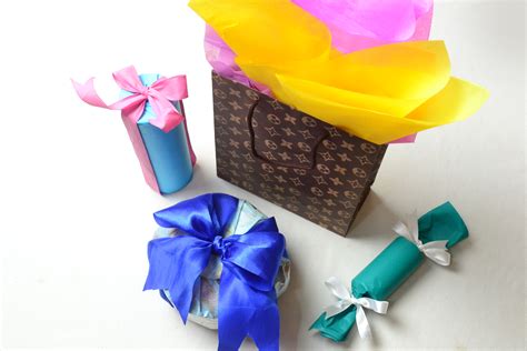 4 Ways to Wrap Cylindrical Gifts - wikiHow