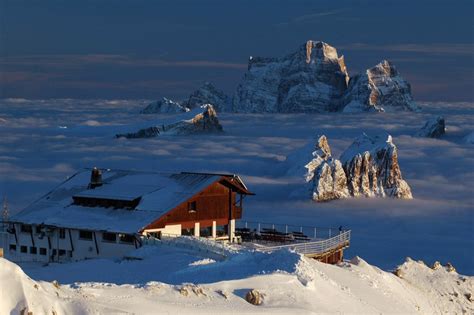 Skiing in Cortina d'Ampezzo, Italy. Ski slopes and others information.