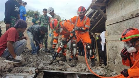 Evakuasi Bencana Gempa Bumi di Cianjur - Vlix.id