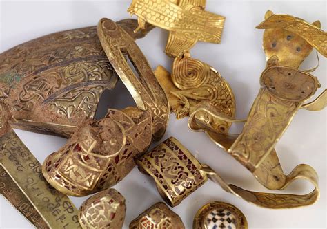 Staffordshire, England: Metal detector finds gold treasure