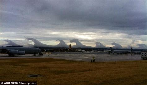 Incredible tsunami-shaped 'wave' clouds (Kelvin–Helmholtz instability ...