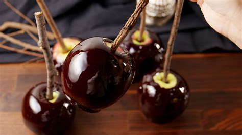 Poison Apples Are Ridiculously Spooky | Recipe | Apple recipes, Halloween snacks, Poison apples