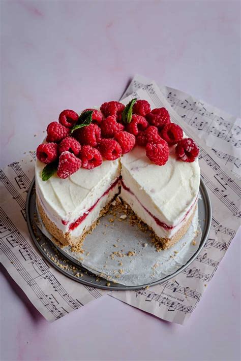 Pudding Ice Cream Cake with Raspberries - Dani's Cookings