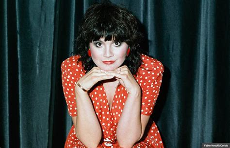 Linda Ronstadt Opens Up About Parkinson's and Memoirs