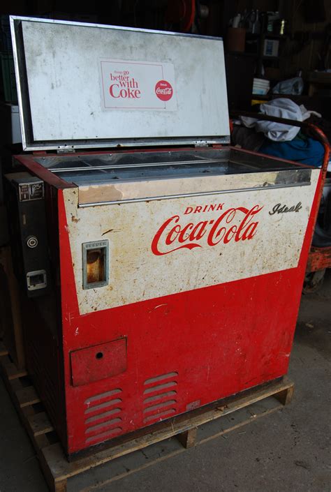 Coca Cola Ideal vending machine, circa early 1950 | Collectors Weekly