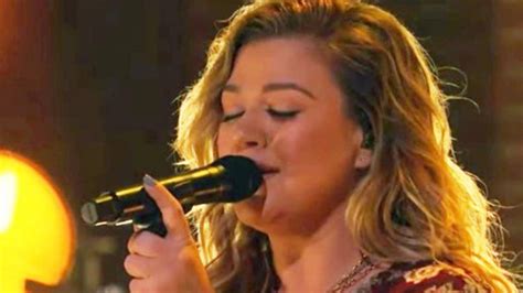 Kelly Clarkson Performs "Unchained Melody" For "Kellyoke"