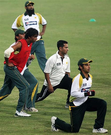 The Pakistan players do some stretches | ESPNcricinfo.com