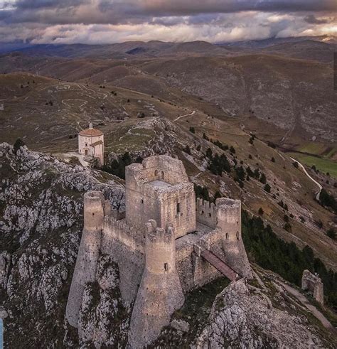 Castello di Rocca Calascio in Abruzzo, Italy : castles | Medieval ...