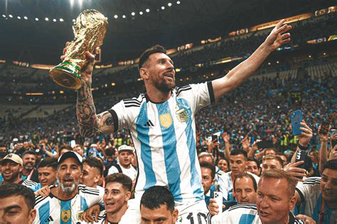 Lionel Messi lifiting the 2022 FIFA World Cup trophy [4096x2731] : r ...