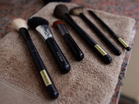 How to Clean Bare Minerals Makeup Brushes: 4 Steps (with Pictures)