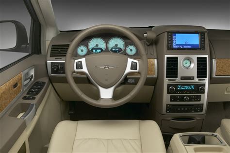 cars belo: 2009 chrysler town and country interior