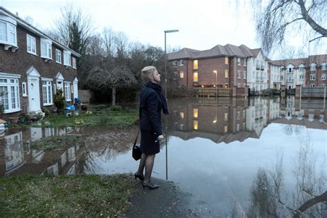 UK weather: Cameron urges rail and power firms to help flood victims - after warning Thames ...