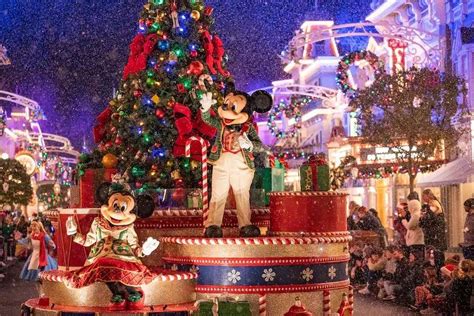 The Holidays in Disney World: 5 Things You Should Know - WDW Magazine