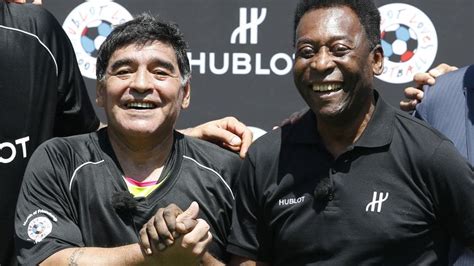 EN IMAGES. Les légendes Maradona et Pelé face à face lors d'un match amical à Paris