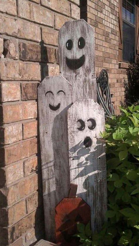 18 Truly Fascinating DIY Halloween Decorations Made Of Reclaimed Wood