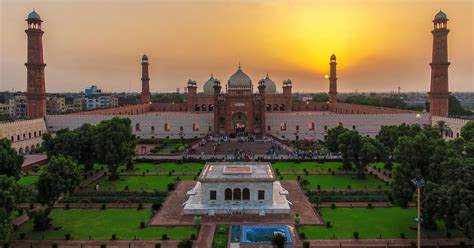 Badshahi Mosque Lahore - Trango Tours