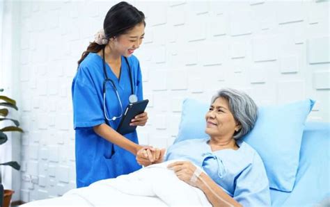 Hospice Nurse Training: Preparing Nurses in End-of-Life Care