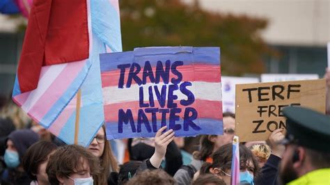 Transgender-related protesters divided by police in Belfast - BBC News