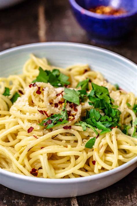 Best Spaghetti Aglio e Olio (5 ingredients) l The Mediterranean Dish