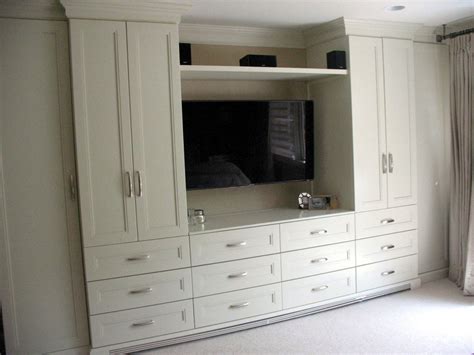 Pin by Debbie Shipps on Bedroom | Bedroom built ins, Master bedroom diy, Built in bedroom cabinets