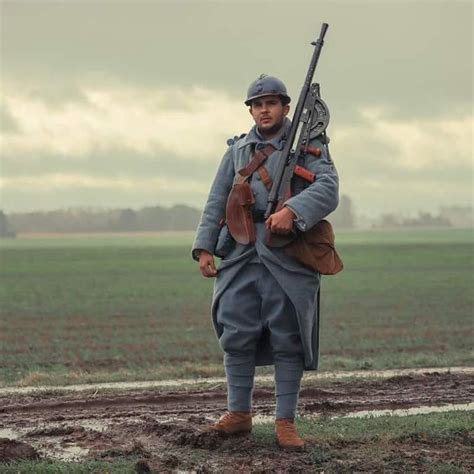 (Reenactment) Late 1915, french soldier holding a Chauchat : r/ww1