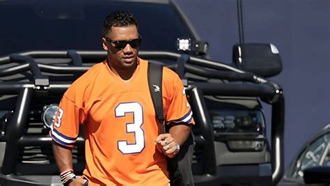 Months After Cringing Fans With Plane Workout, Russell Wilson Drops Another “Restorationszn ...