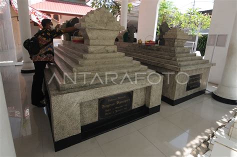 ZIARAH MAKAM PAHLAWAN PANGERAN DIPONEGORO | ANTARA Foto