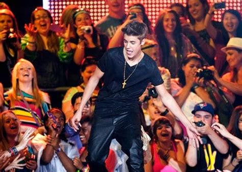 Justin Bieber gives his Much Music Video Award to a fan