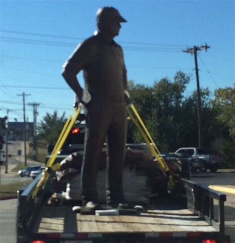 Bob Stoops statue spotted being transported to Oklahoma | Larry Brown Sports