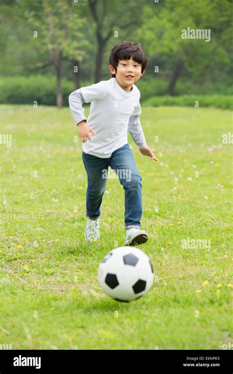 A Boy Playing Football Images / 590 x 885 jpeg 548 кб. - Dengan Santai