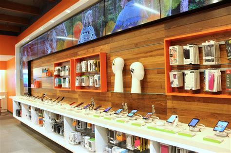 AT&T tries to one-up Verizon with new ‘store of the future’ in Bellevue ...