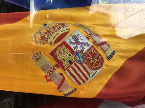 Encountered this very detailed Coat of Arms on a Spanish flag : vexillology