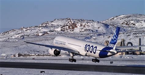 United Airlines Holds Airbus A350-1000 Up