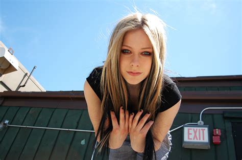 Avril Lavigne’s Fascinating Evolution & Non-Linear Maturation: Career ...