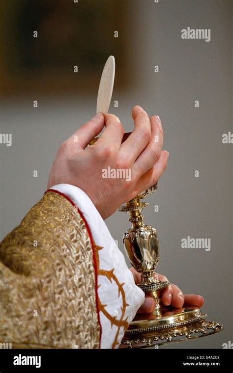 Eucharist chalice and host hi-res stock photography and images - Alamy