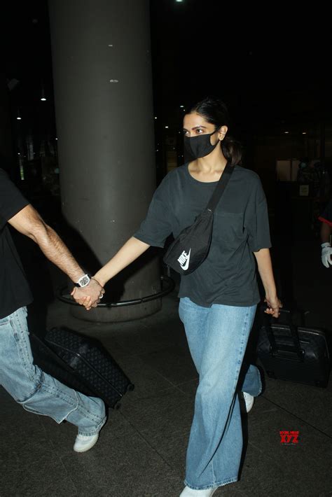 Deepika Padukone And Ranveer Singh Spotted Airport HD Gallery - Social ...