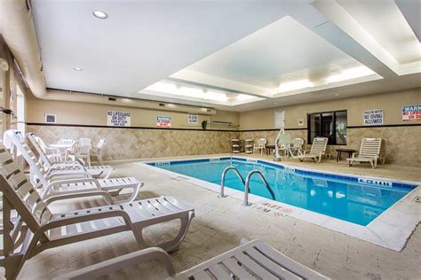 Comfort Suites Clinton Pool Pictures & Reviews - Tripadvisor