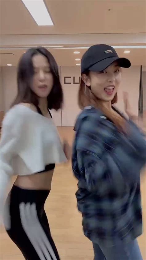 210310 Seungyeon TikTok Clip (with Yujin) : crystalclear