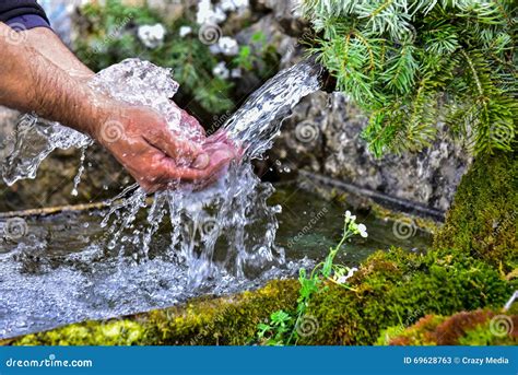 L'eau Naturelle De La Source Image stock - Image du normal, beauté: 69628763