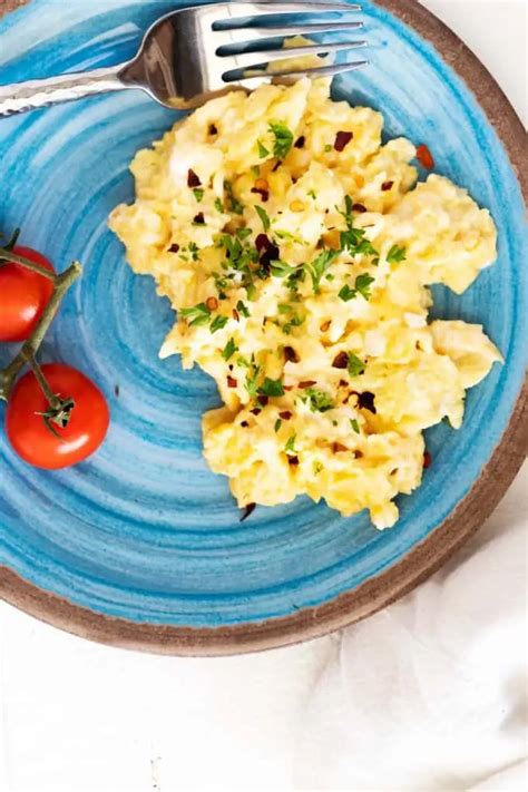 Keto Scrambled Eggs with Sour Cream - Kicking Carbs