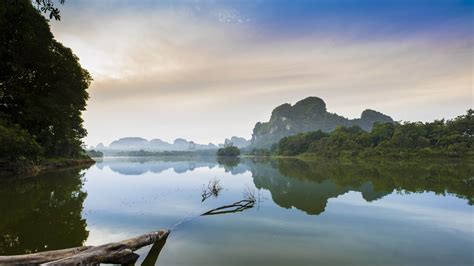 Sunrise with mountain reflection on lake 35702261 Stock Video at Vecteezy