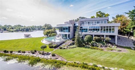 Matthew Stafford Selling $6.5 Million Lakeside Mansion - FanBuzz