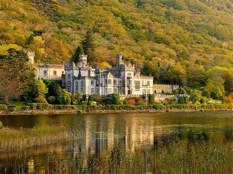 Immerse yourself in nature at Kylemore Abbey in autumn 2023 🍂