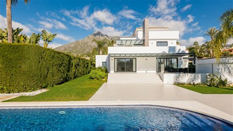 Renovated elegant villa with sea views close to the beach | Forbes Global Properties