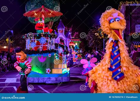 Big Bird and Bird in Sesame Street Christmas Parade at Seaworld 36 Editorial Stock Image - Image ...